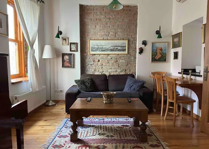 2Br, 2Ba, 2Nd Floor Of Historical Building, Galata