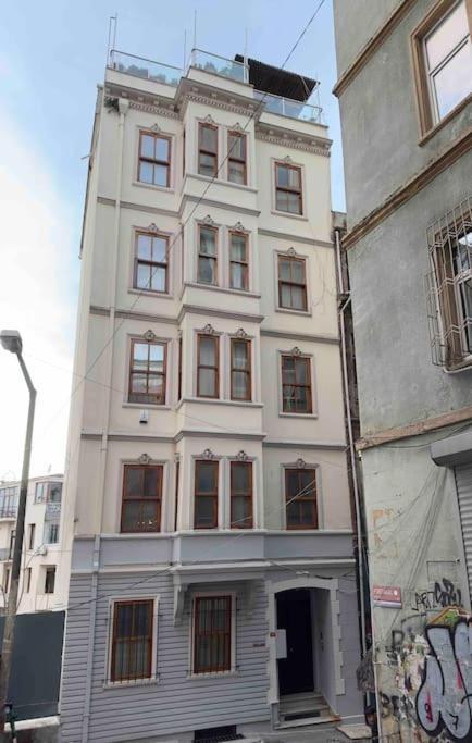 Daire 2br, 2ba, 2nd Floor Of Historical Building, Galata İstanbul
