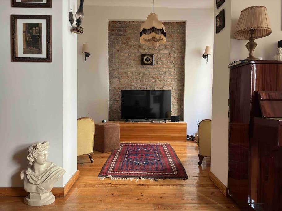 2br, 2ba, 2nd Floor Of Historical Building, Galata * İstanbul
