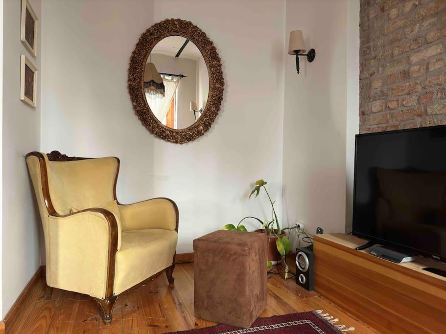 2br, 2ba, 2nd Floor Of Historical Building, Galata Daire *