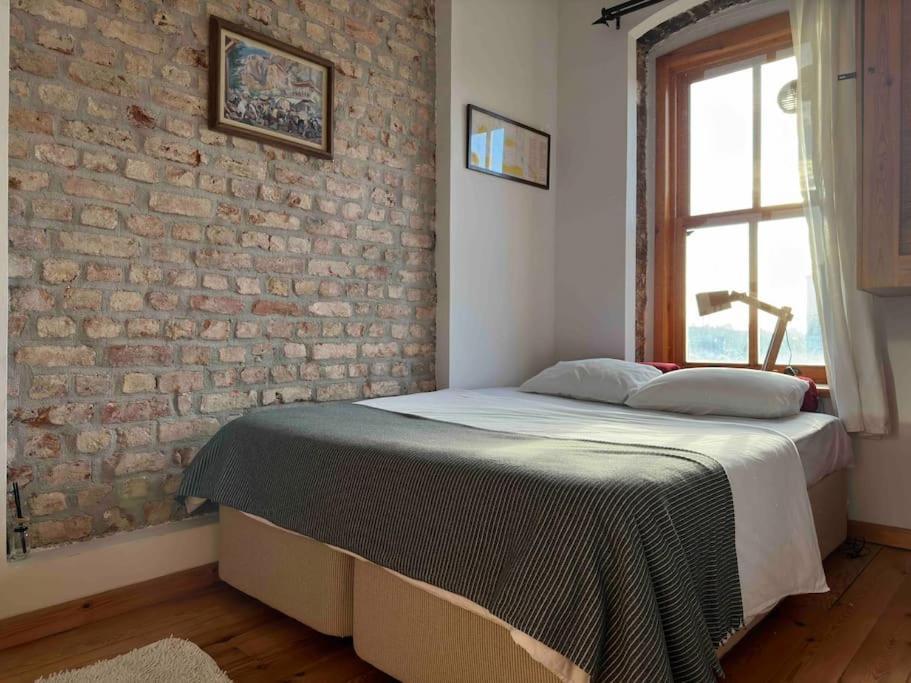Daire 2br, 2ba, 2nd Floor Of Historical Building, Galata