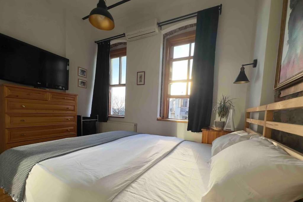 2br, 2ba, 2nd Floor Of Historical Building, Galata Daire İstanbul