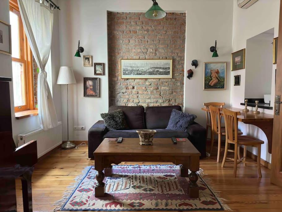 2br, 2ba, 2nd Floor Of Historical Building, Galata Daire İstanbul